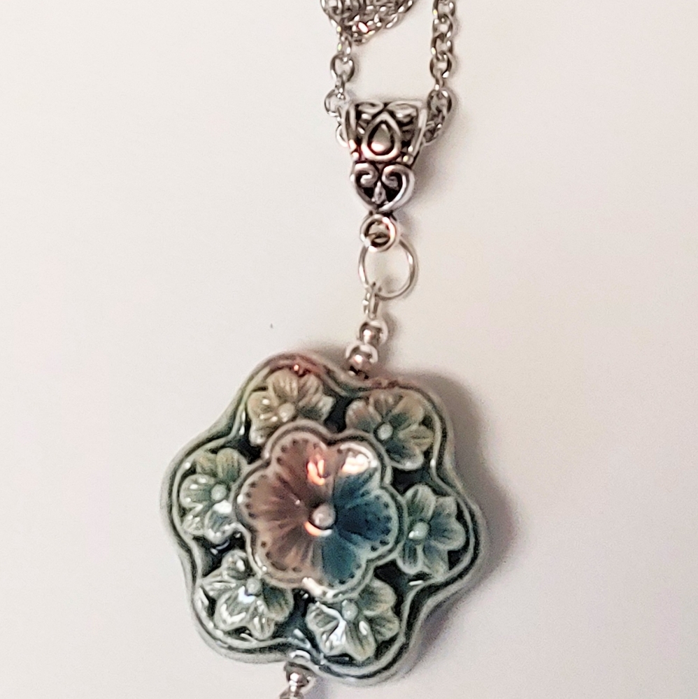vintage flower  pendant necklace